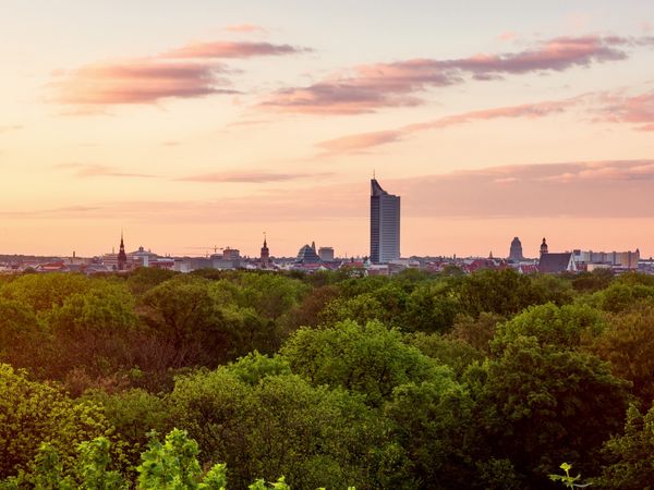 Tagung & Konferenz Leipzig Convention: Leipzig Skyline mit Sonnenaufgang über dem Rosental